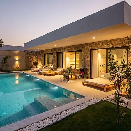 Viohouses 4- Luxury Private Korunakli Oezel Havuzlu Villa *